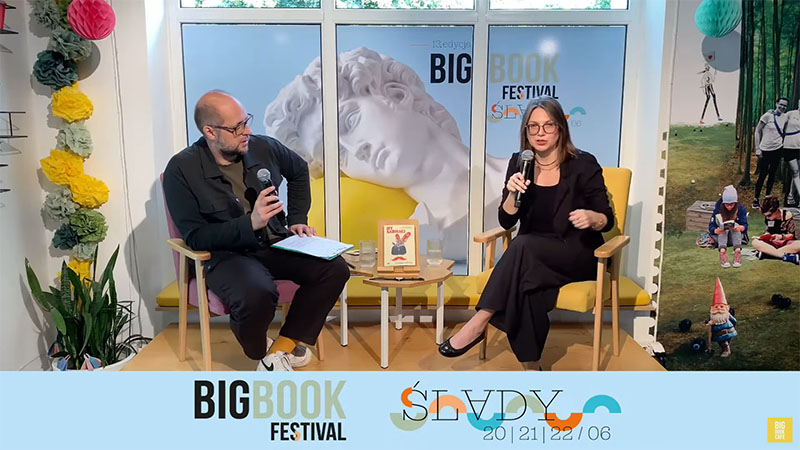 Obraz z transmisji Big Book Festival. Rozmawiają 2 osoby