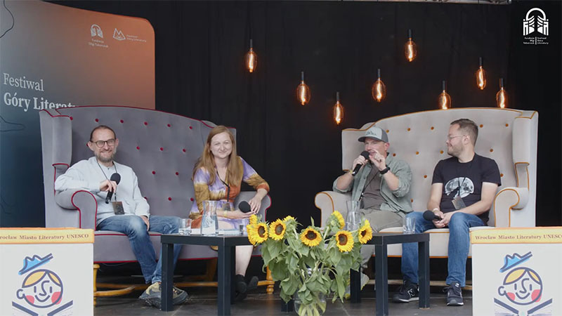 Obraz z transmisji Festiwalu Góry Literatury 2025. Rozmawiają 4 osoby.