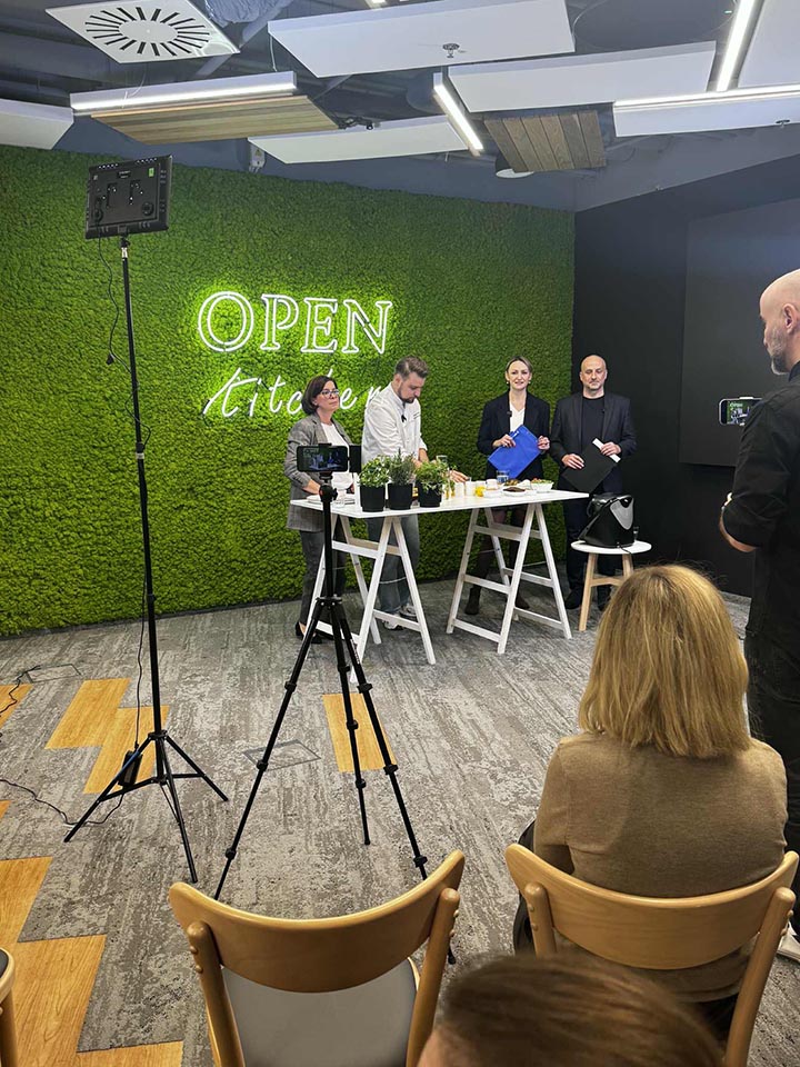 Gotowanie na żywo, kucharz, eksperci i operator