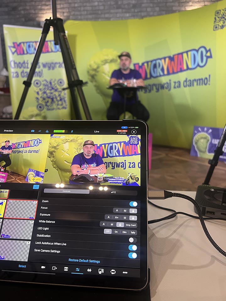 Studio Wygrywando, prowadzący siedzi przy stole, sprzęt do transmisji